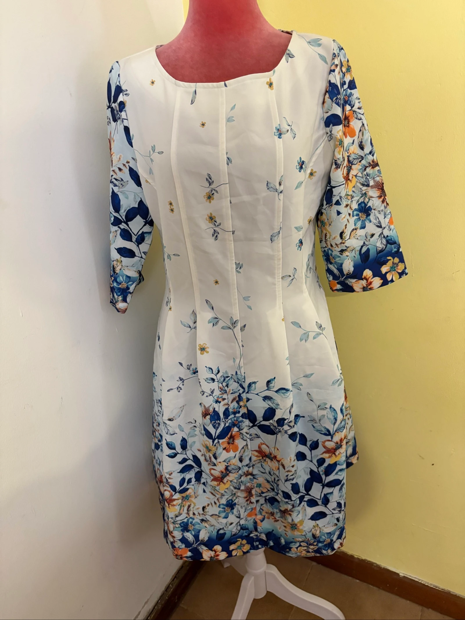 Vestido Midi Branco Floral Azul - Manga 3/4 evasé